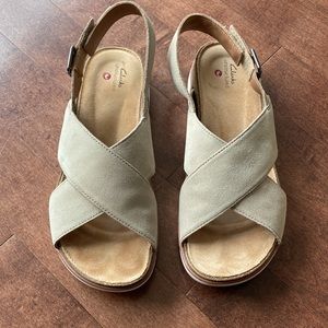 Clarks Elayne Cross Sandals (Sand Suede)